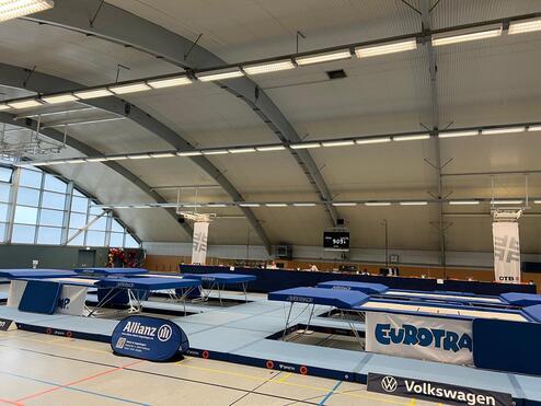 Die aufgebauten Trampoline f&uuml;r den Wettkampf in der Sporthalle