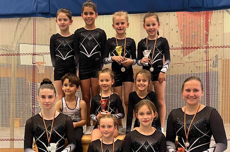 Sportler des TuS Brauweiler Trampolins mit Medaillen und Pokalen