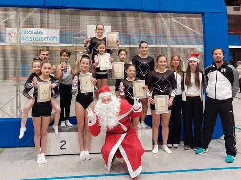 Team des TuS Brauweiler Liestungstrampolin und Talentgruppe pr&auml;sentieren stolz ihre Medaillen und Urkunden beim Nikolausturnier 2025