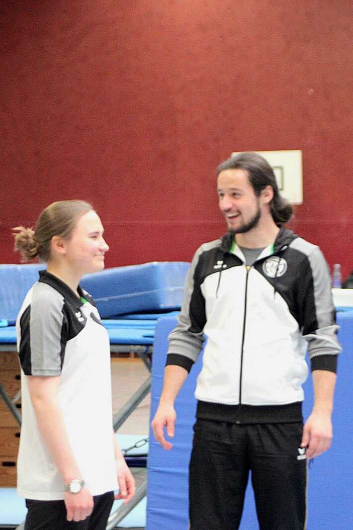 Carla und Marcus Liga Die beiden Haupttrainer bei der Besprechung während Liga Wettkampf in Brauweiler